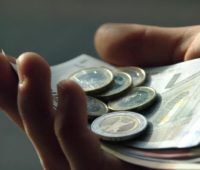 Trabalhadores do sector público recuperam salário total este Sábado